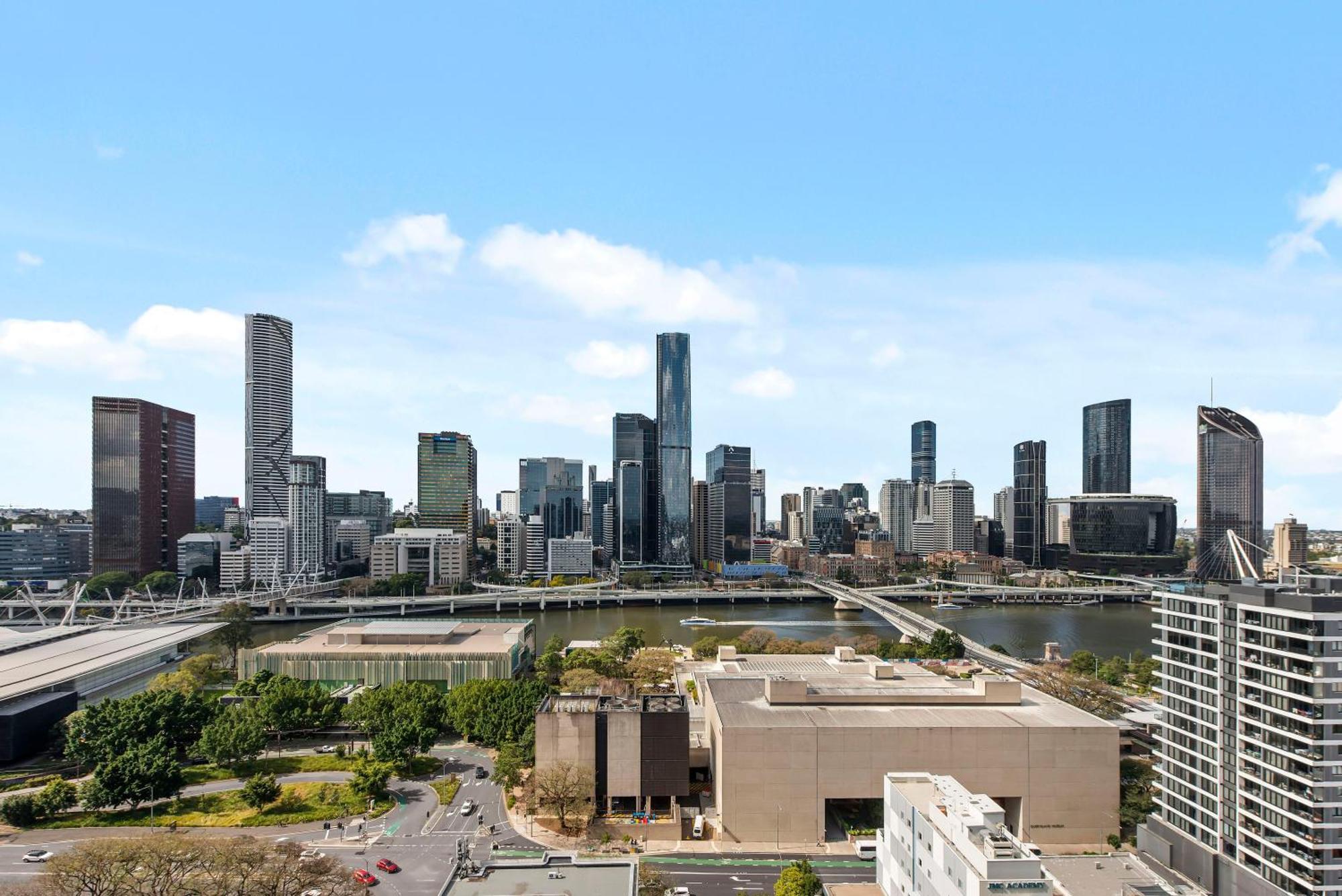 Stunning And River Views With Parking And Pool Apartment *