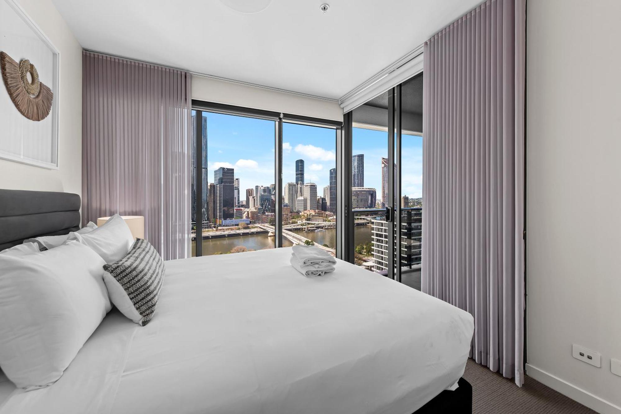 Apartment Stunning And River Views With Parking And Pool