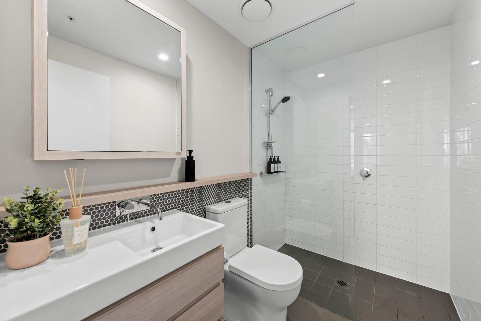 Stunning And River Views With Parking And Pool *