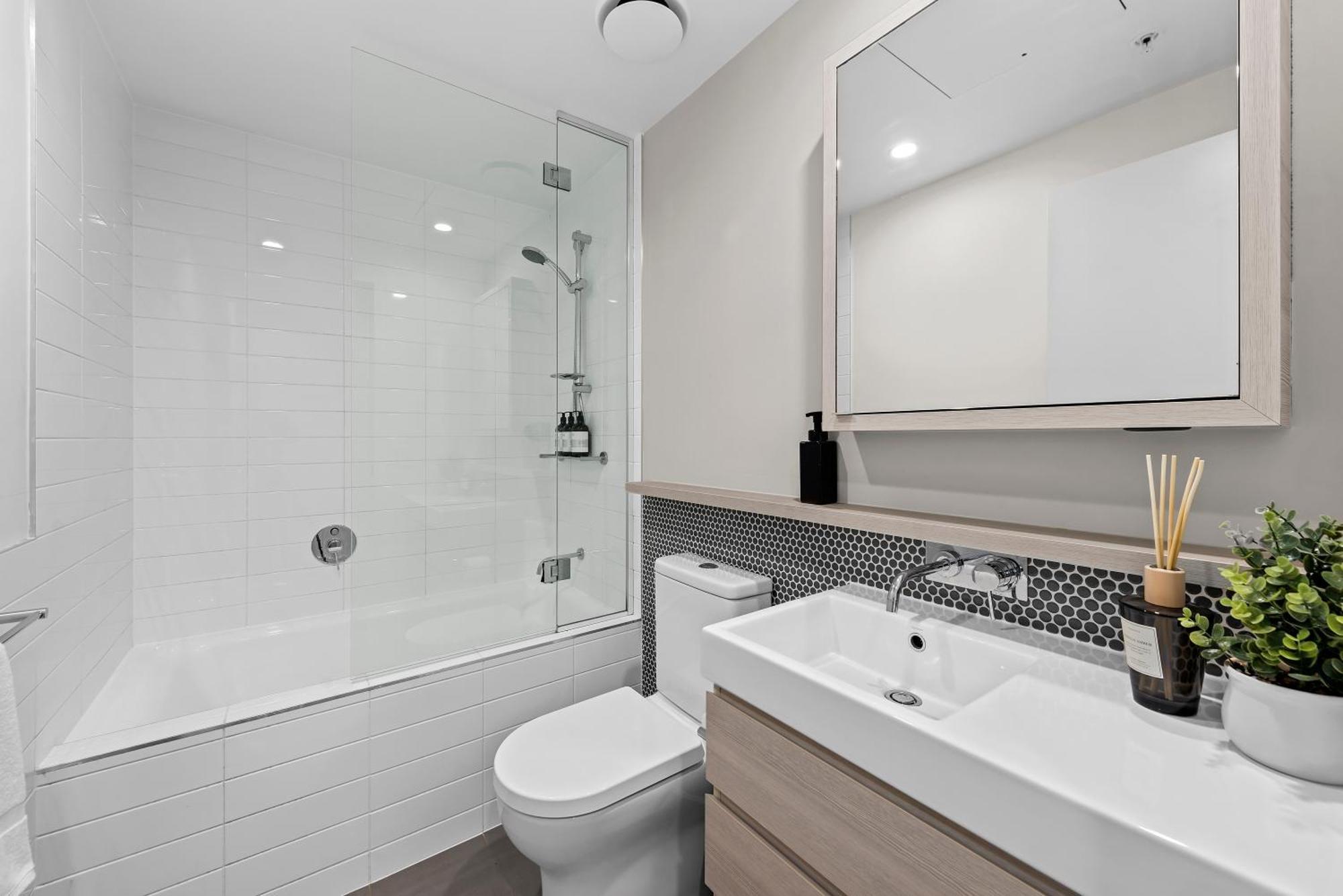 Stunning And River Views With Parking And Pool *