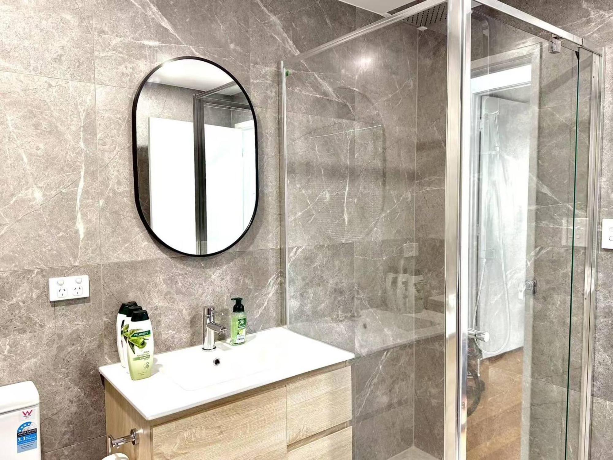 Family & Group Getaway - 5 Bedrooms, 12 Guests