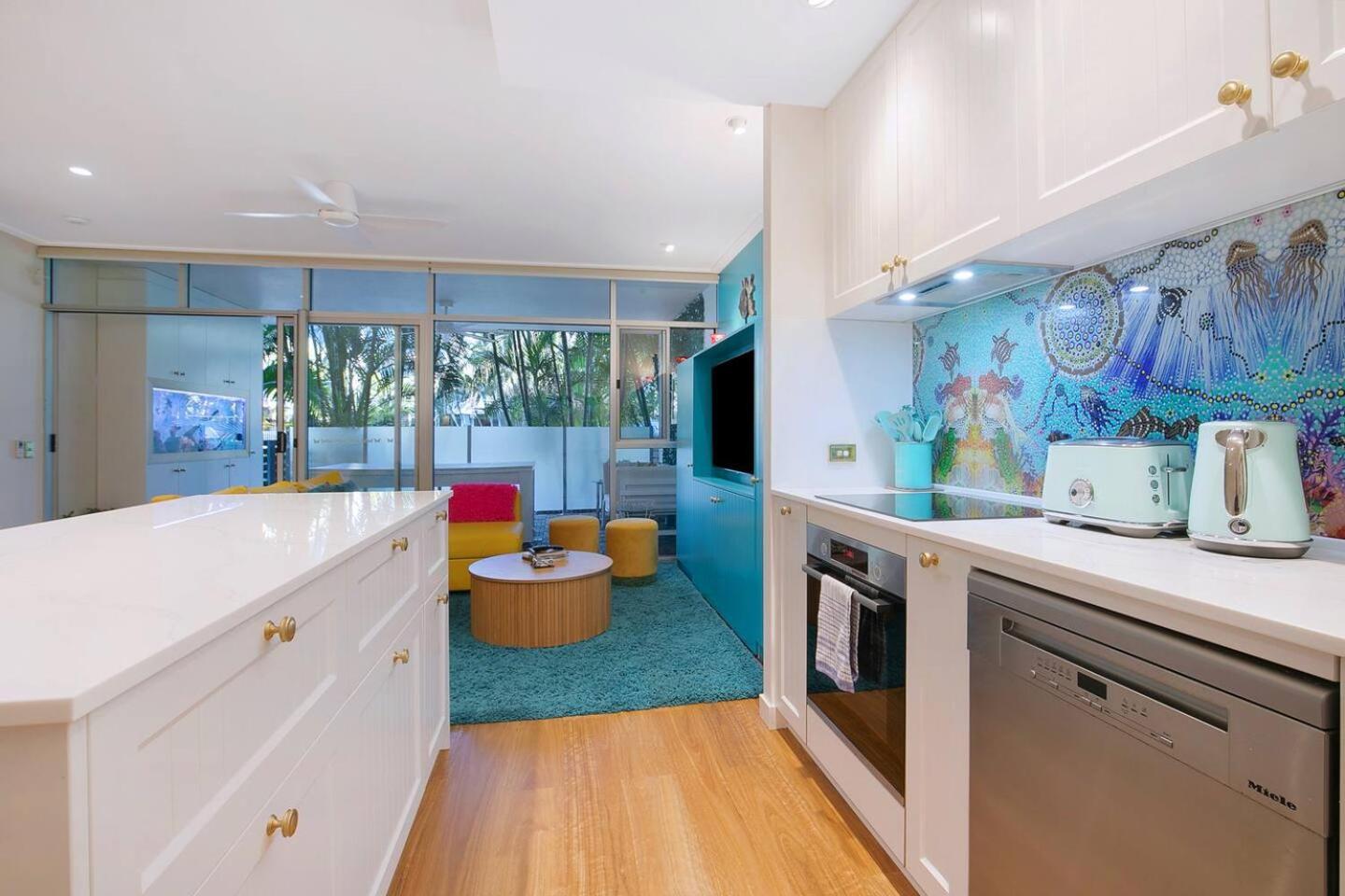 The Fish Bowl - Vibrant Riverside Escape With Pool *