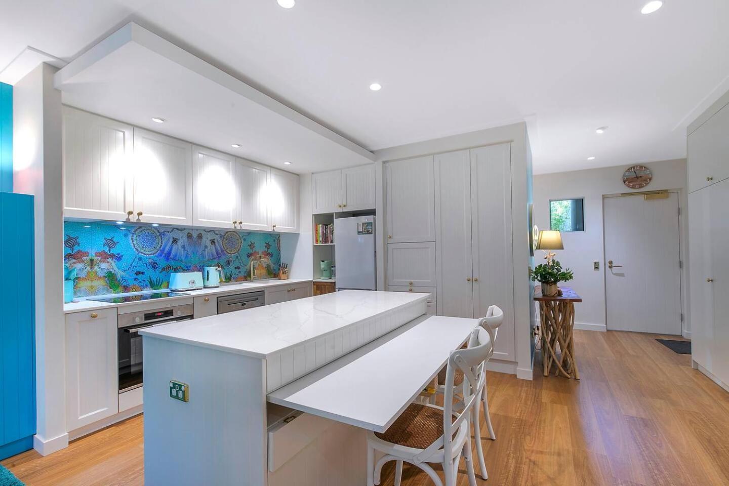 The Fish Bowl - Vibrant Riverside Escape With Pool Apartment *