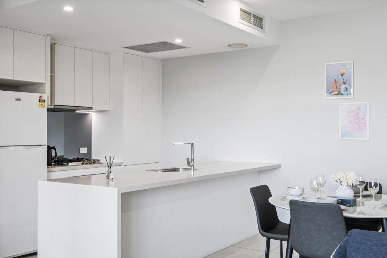 Stylish With Balcony Easy Access To Everywhere * Brisbane