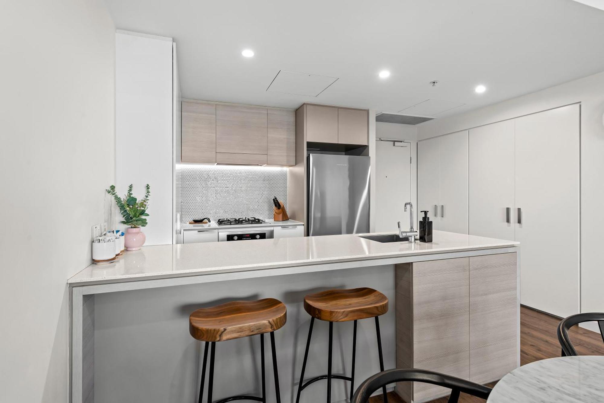 Apartment Stunning And River Views With Parking And Pool *