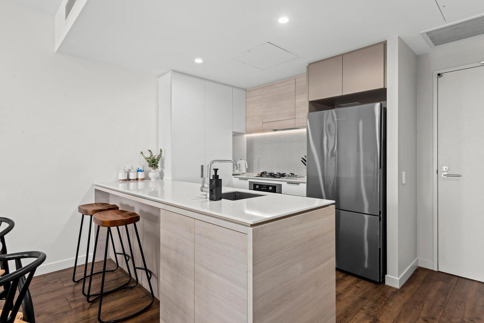 Apartment Stunning And River Views With Parking And Pool *