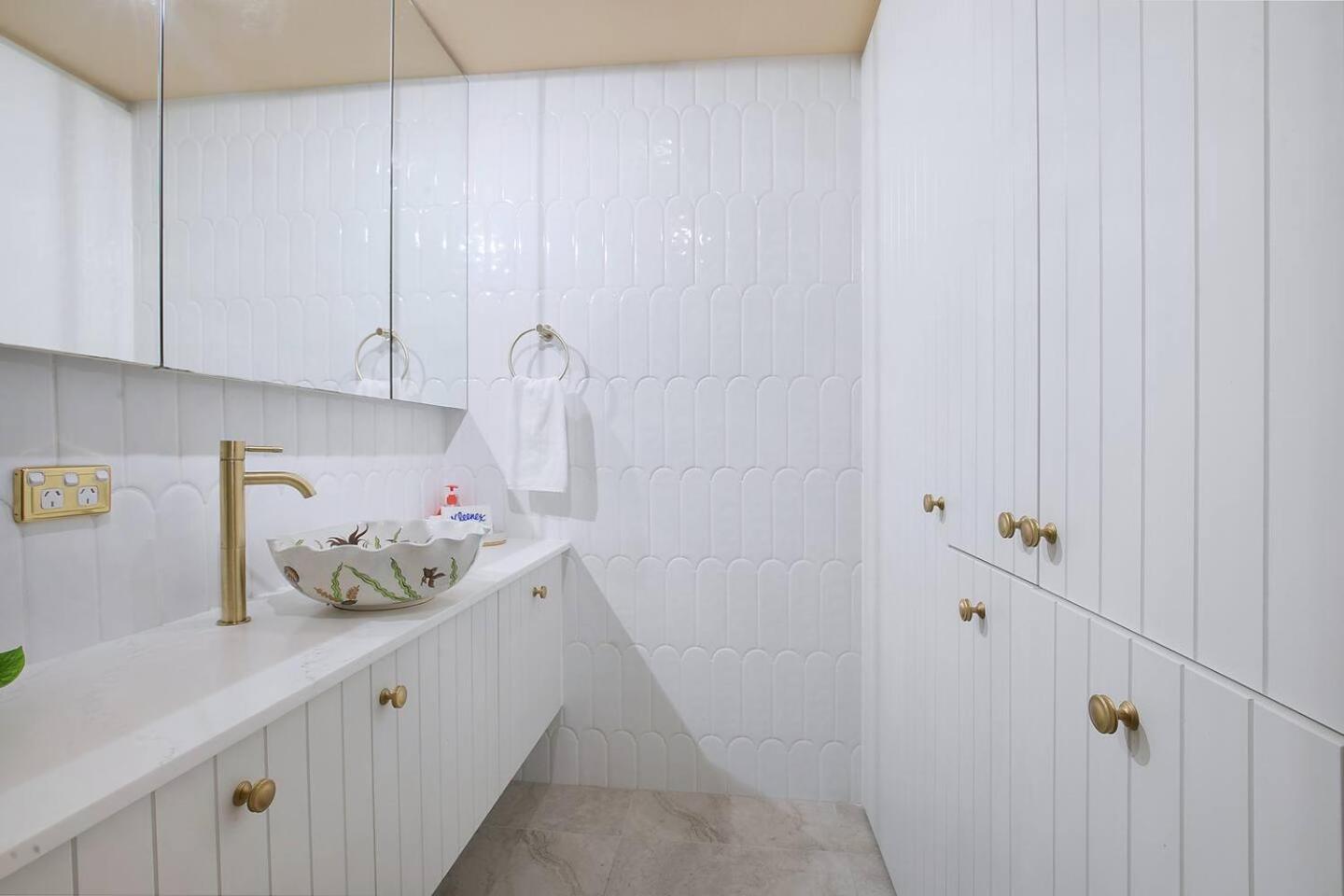 The Fish Bowl - Vibrant Riverside Escape With Pool Apartment