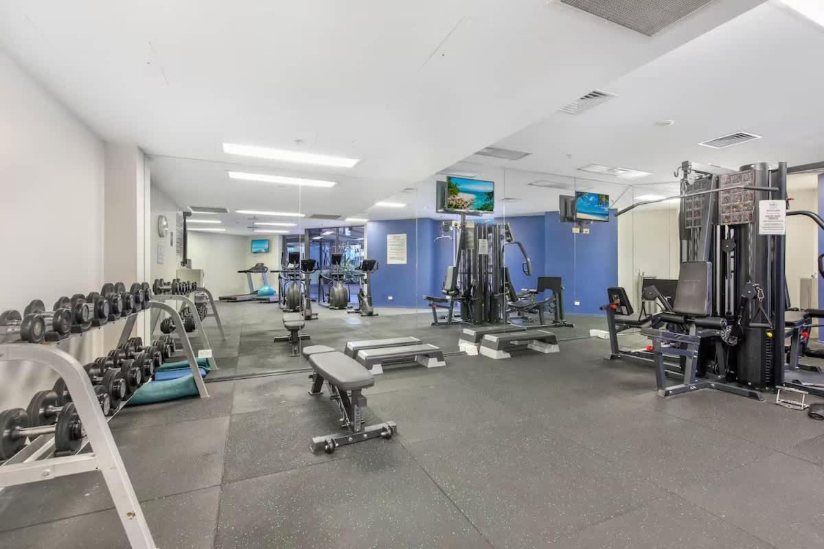 Modern 2br In Cbd Free Parking And Pool Apartment *