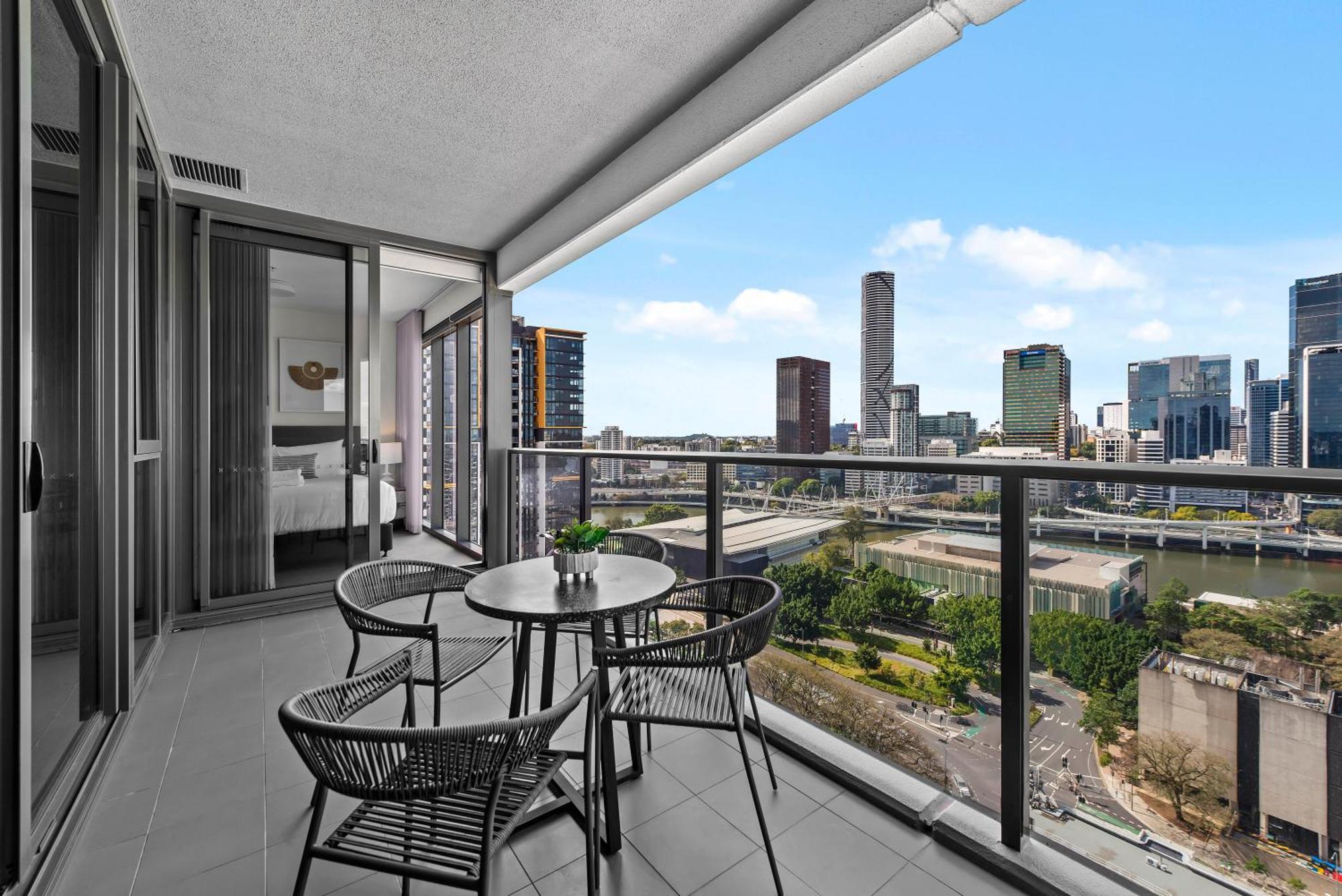 Stunning And River Views With Parking And Pool Apartment