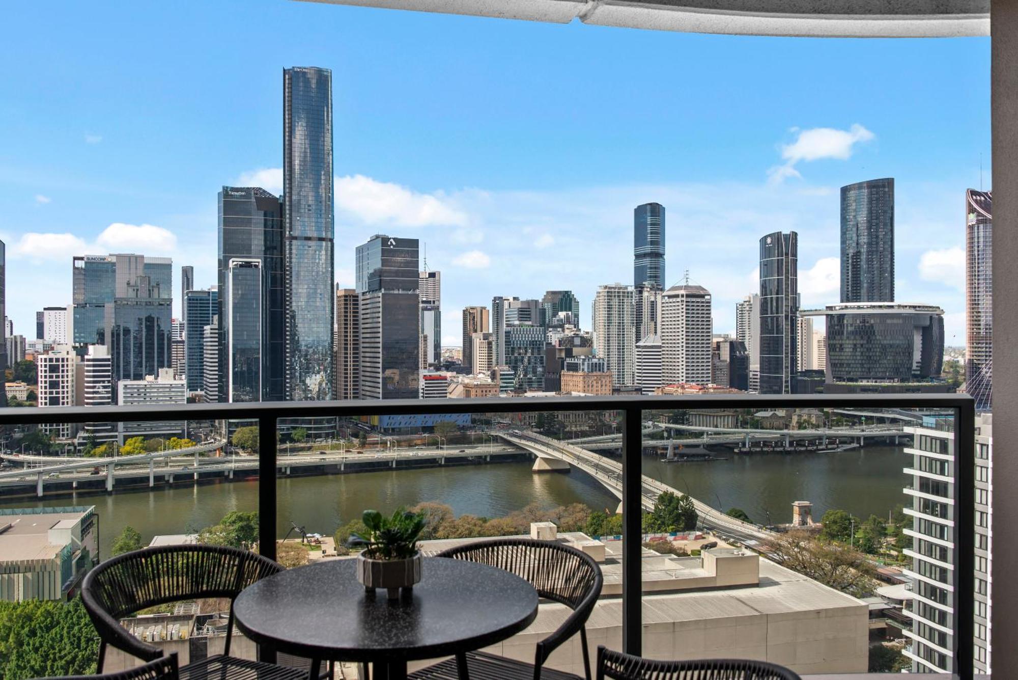 Apartment Stunning And River Views With Parking And Pool