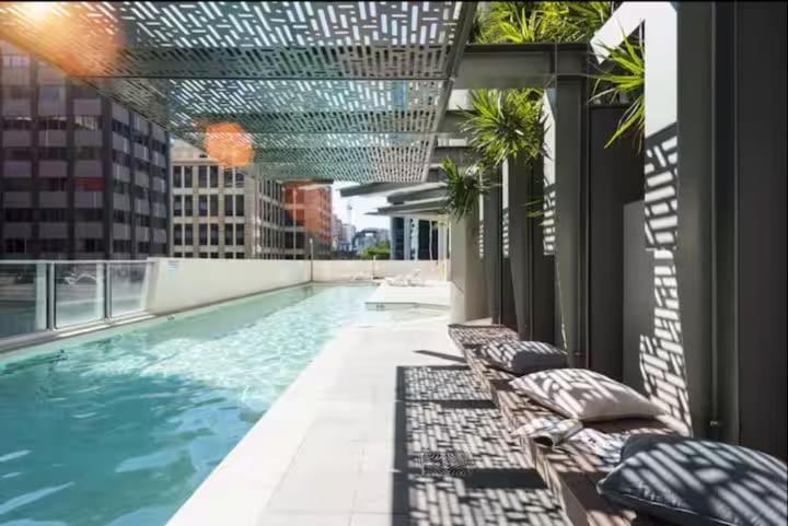 Modern 2br In Cbd Free Parking And Pool Apartment