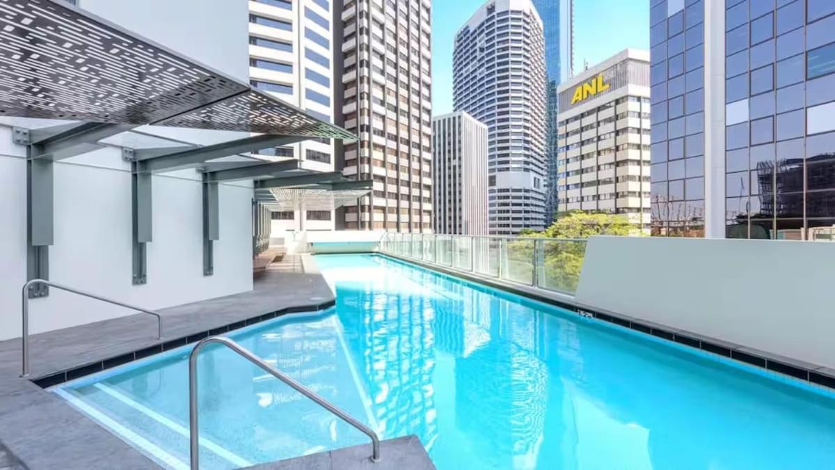 Modern 2br In Cbd Free Parking And Pool