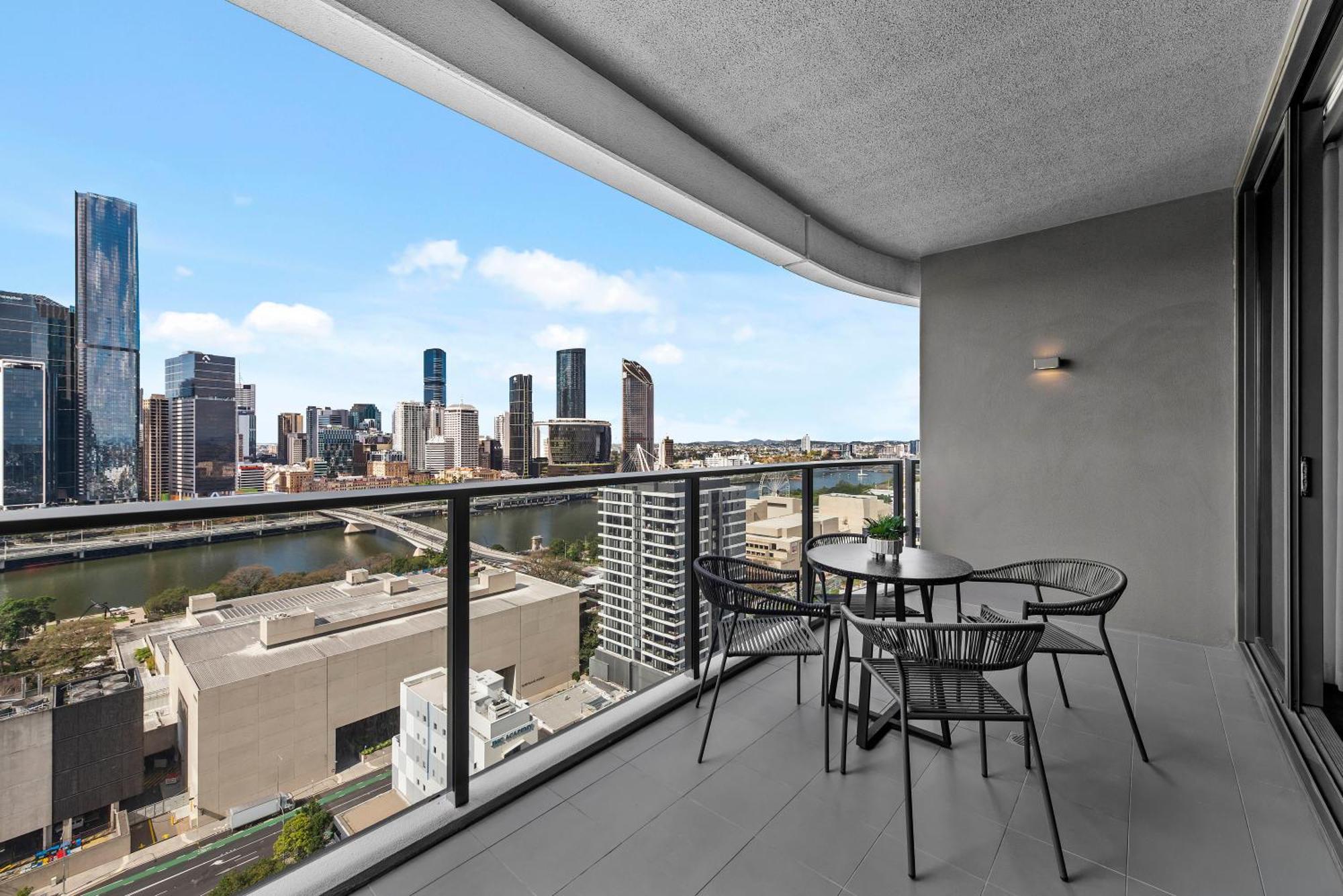 Apartment Stunning And River Views With Parking And Pool