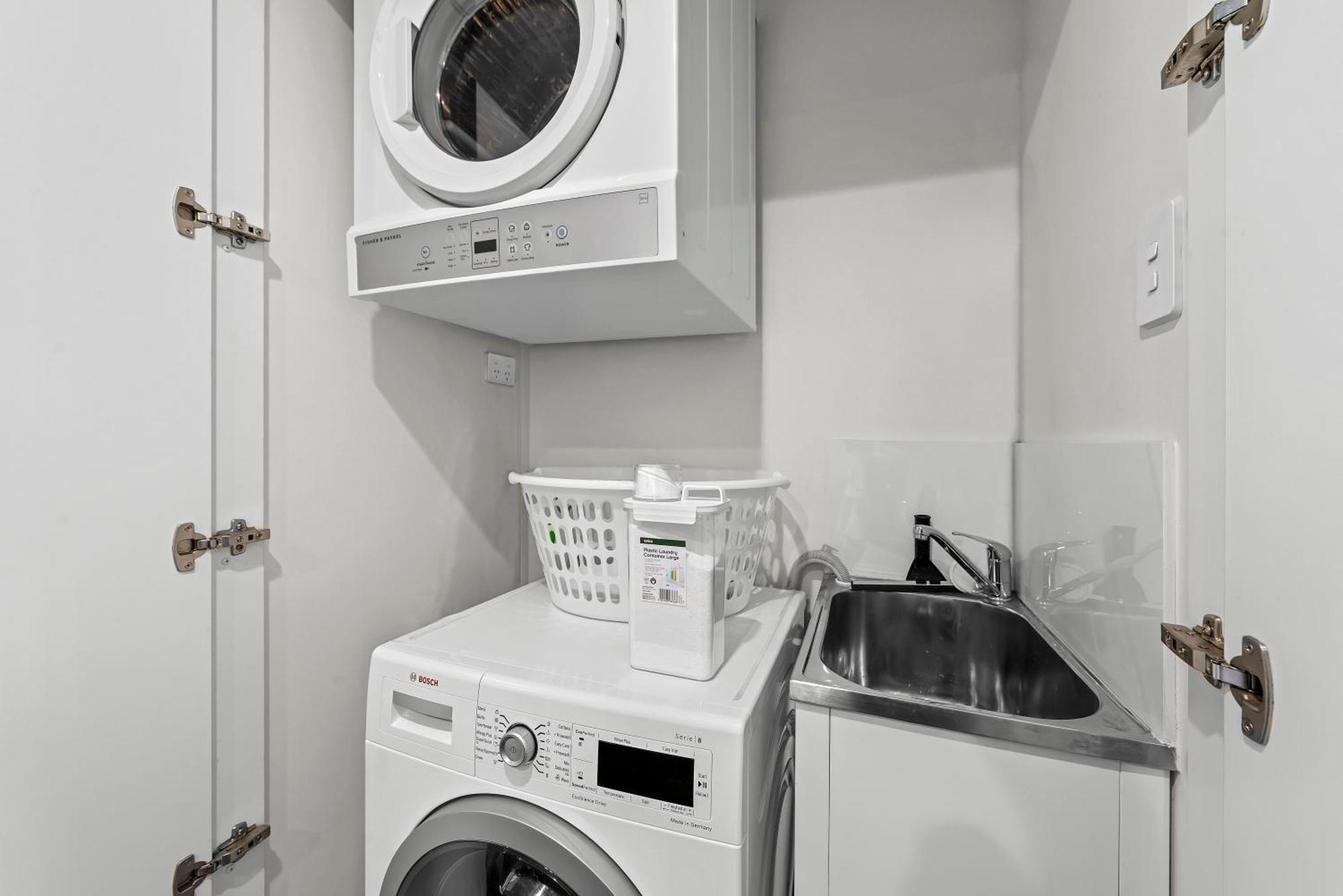 Stunning And River Views With Parking And Pool *