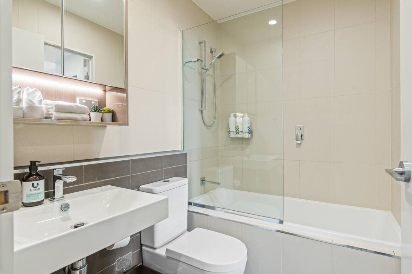 Stylish With Balcony Easy Access To Everywhere *