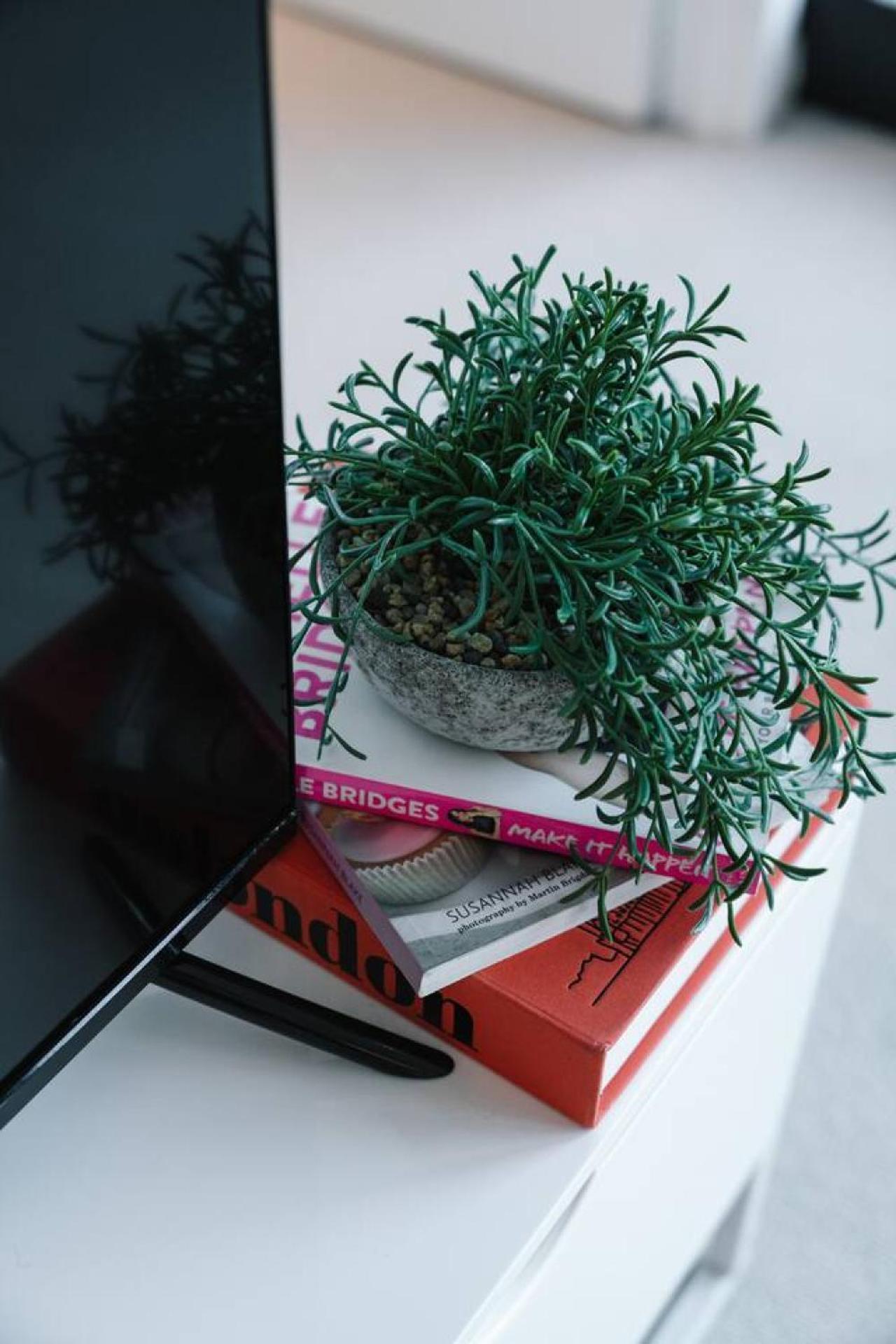 Sky Tower Elegance Balcony Gym Pool And Cbd Access Apartment *