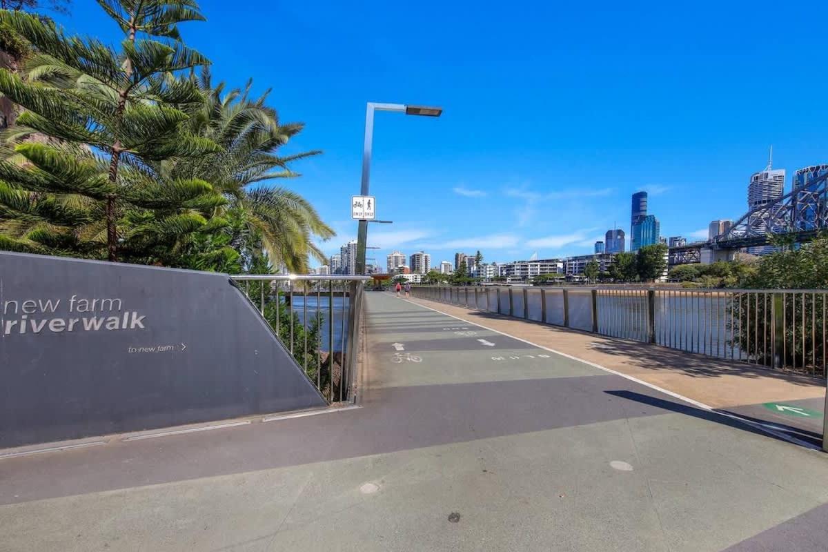 Modern 2br In Cbd Free Parking And Pool Apartment