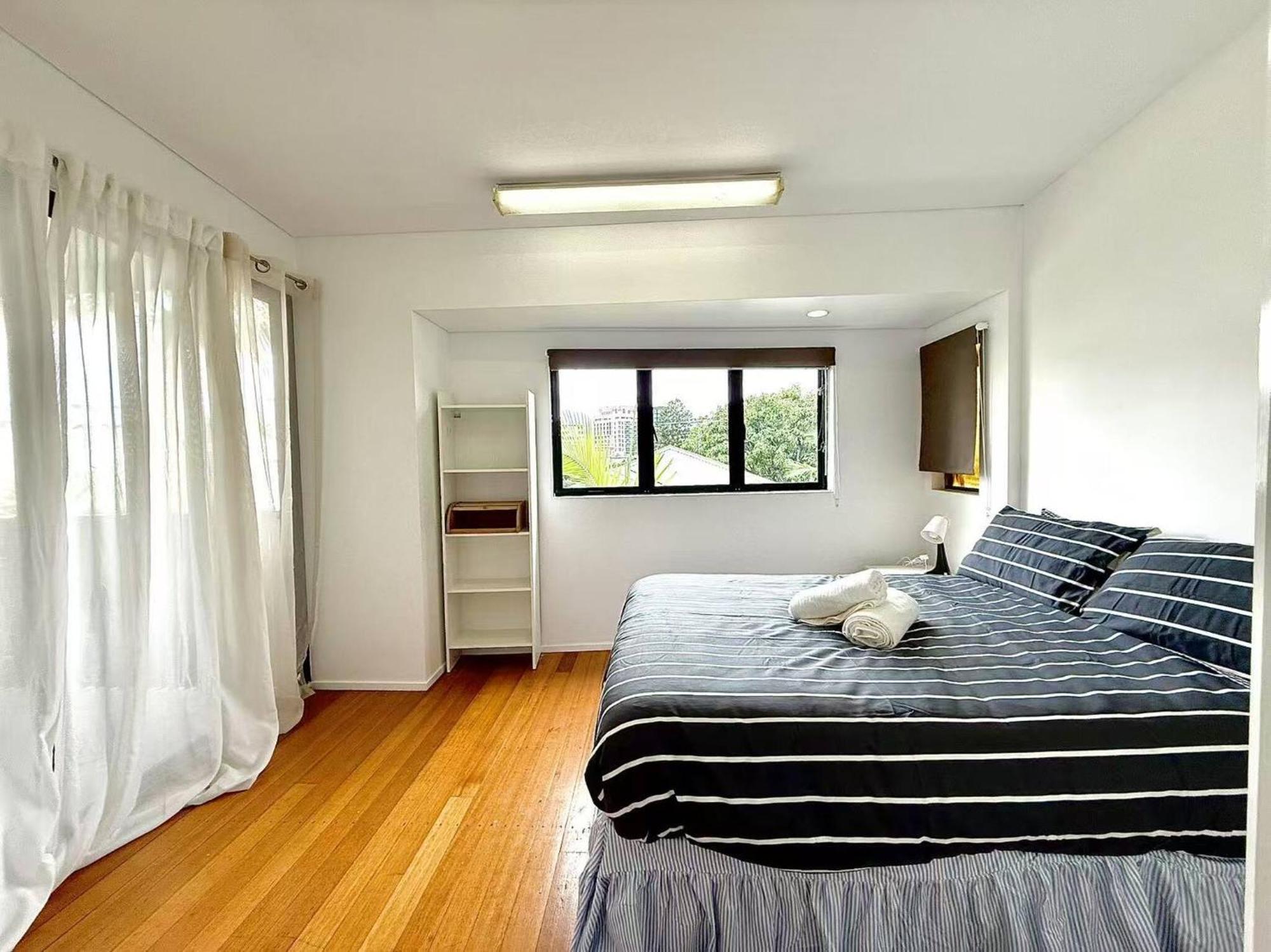 Apartment Family & Group Getaway - 5 Bedrooms, 12 Guests *