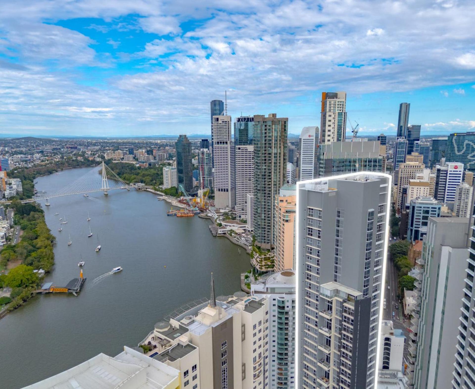 Apartment River Views 2 Bed 2 Bath Secure Parking *