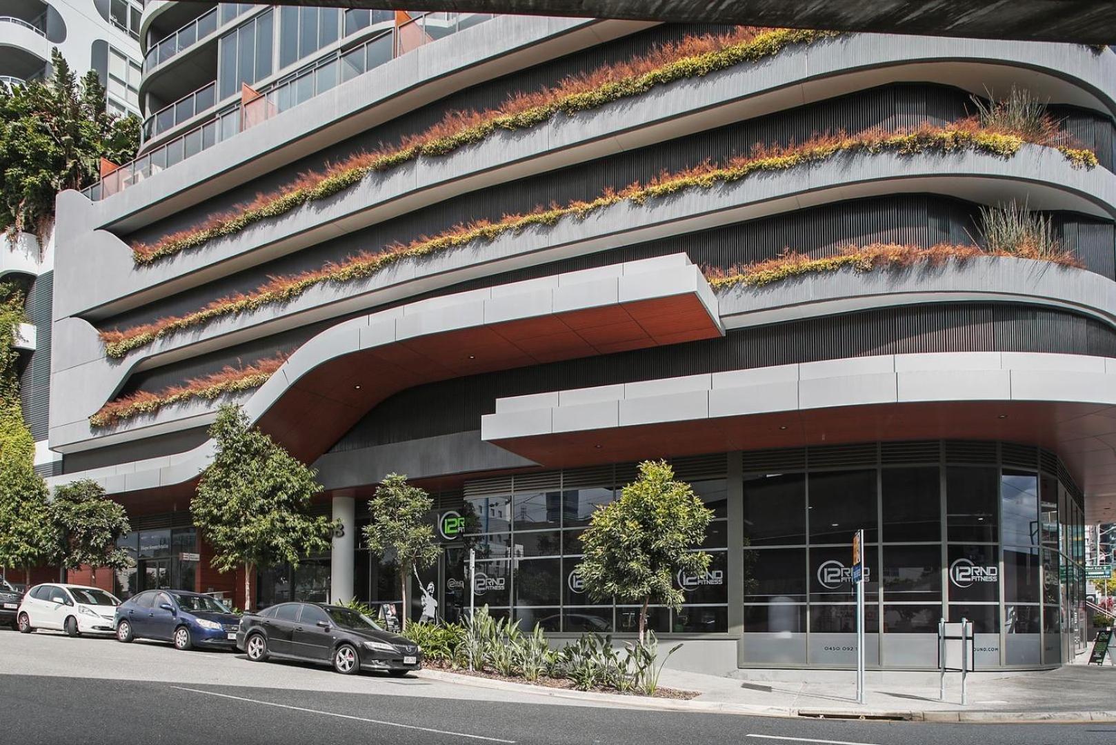 Apartment Stunning And River Views With Parking And Pool *