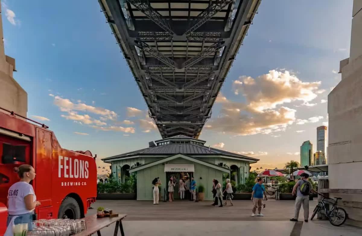 Modern 2br In Cbd Free Parking And Pool Apartment