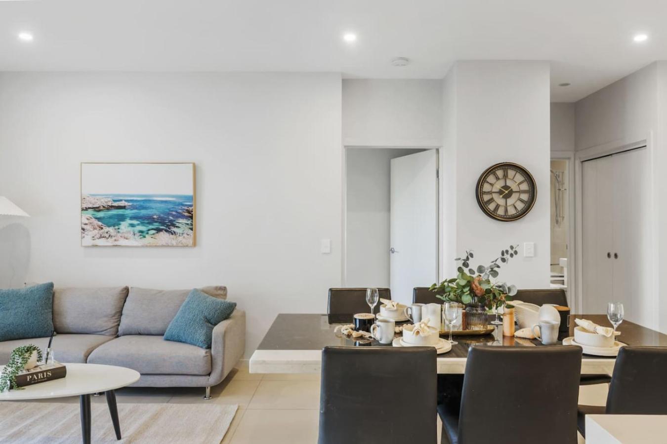 Stylish Escape 2 Ensuites Balcony Near Shops Brisbane