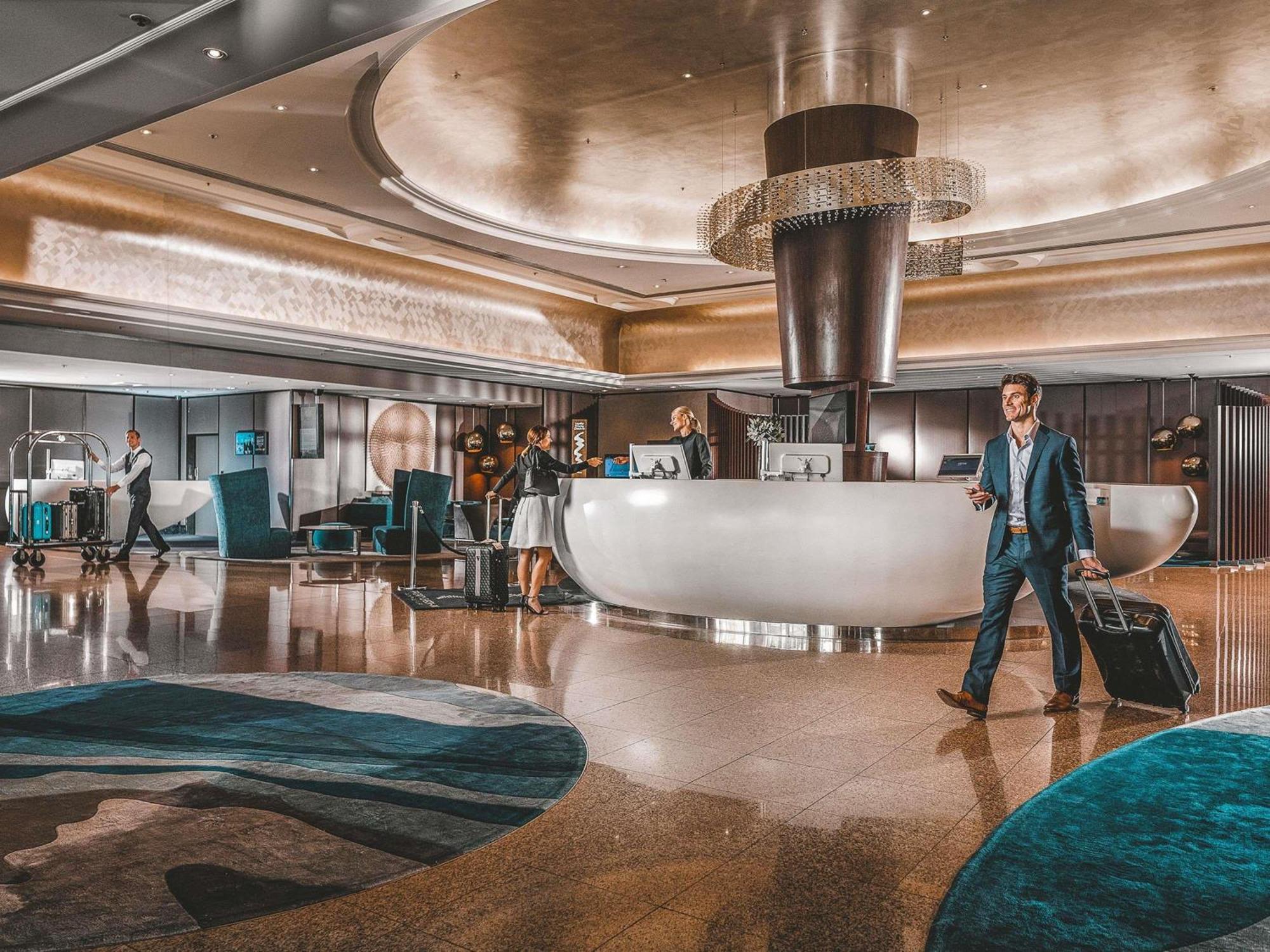 Pullman King George Square Hotel 5*