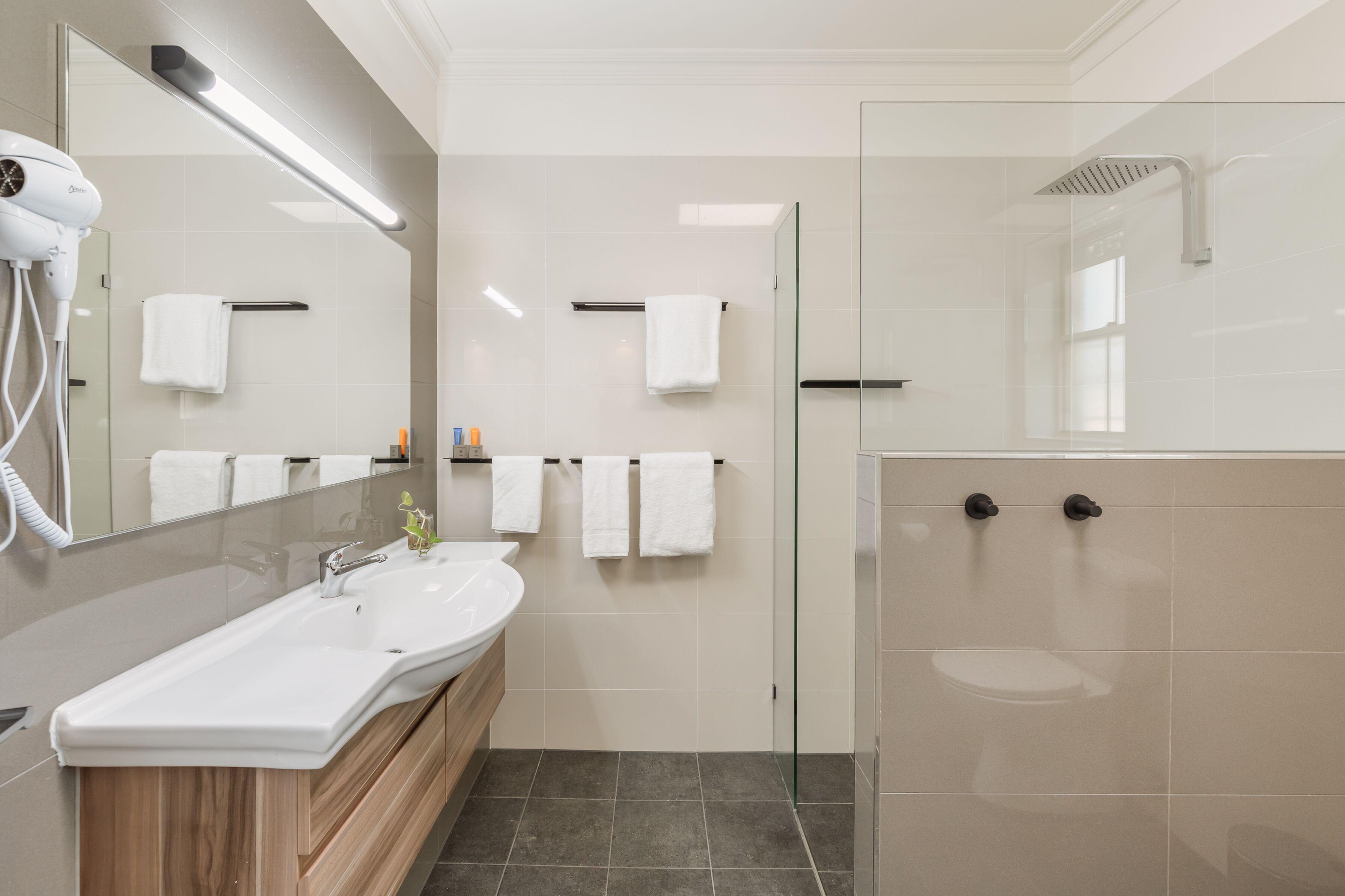 Coopers Colonial Motel 4*