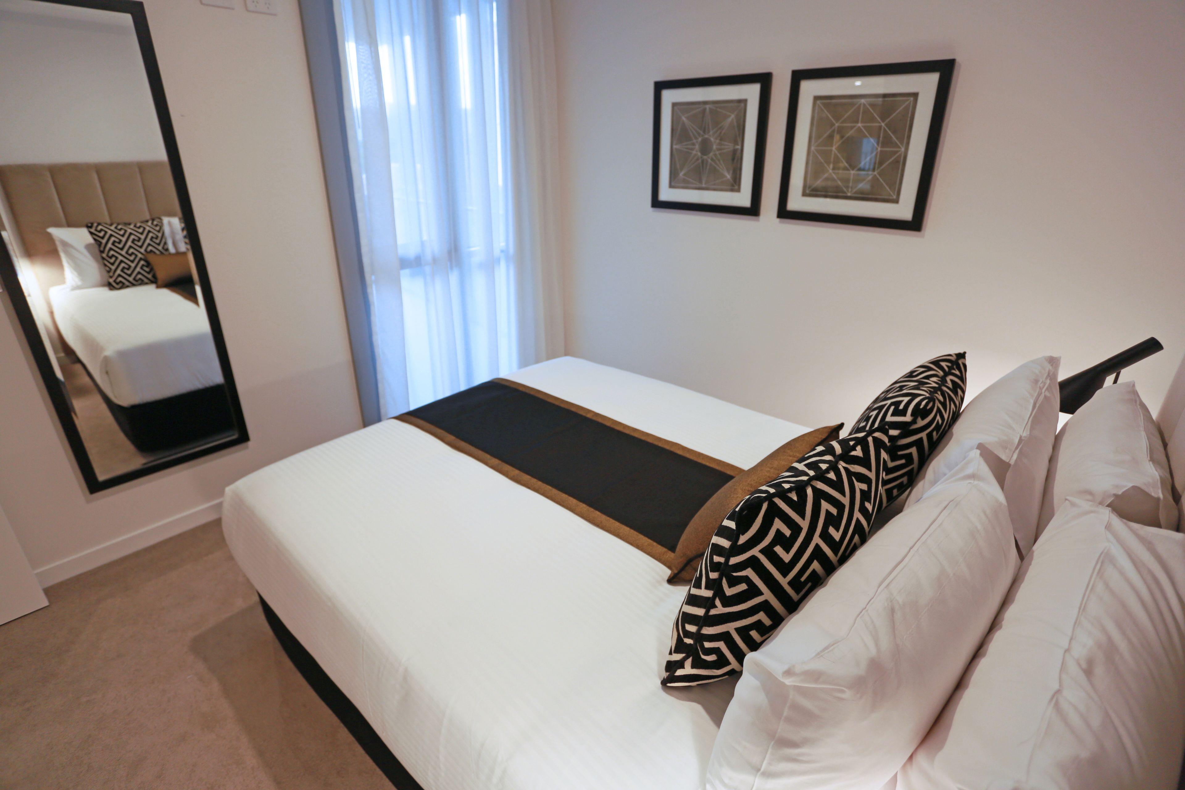 Alex Perry & Hotel 4*