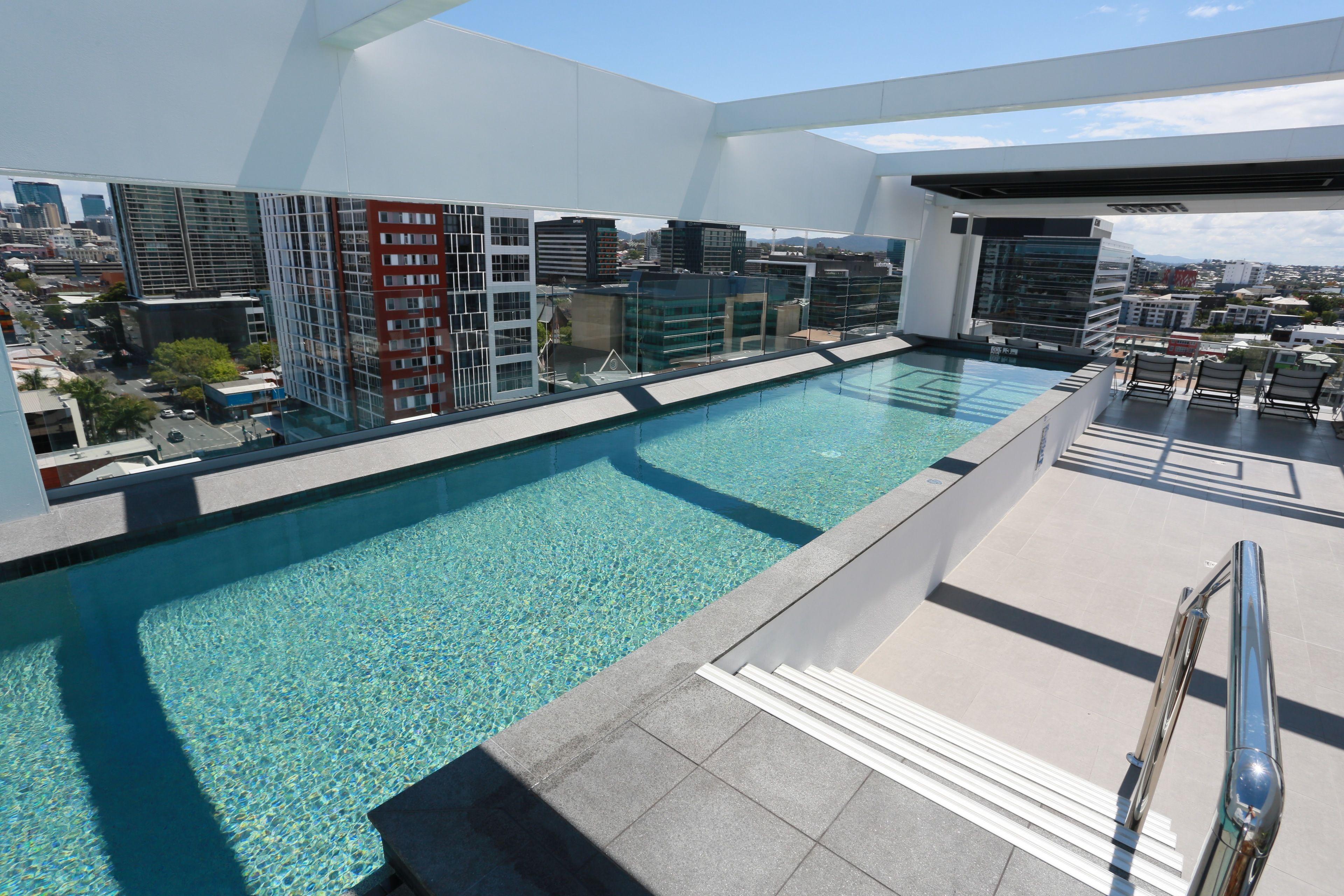 Alex Perry & Hotel 4*