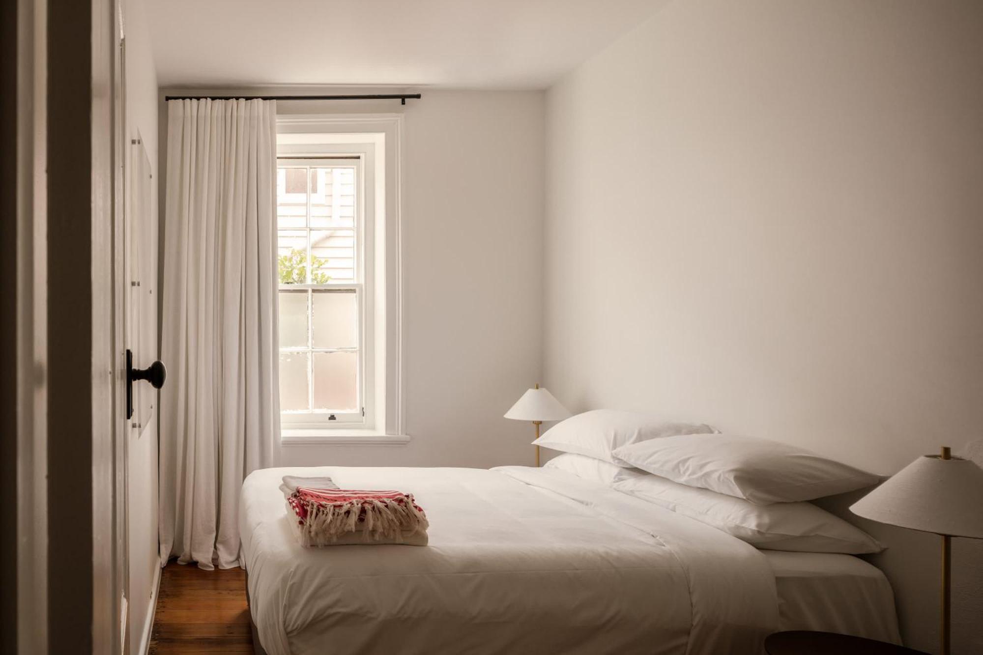 Miss Midgley's - Locker Apartment