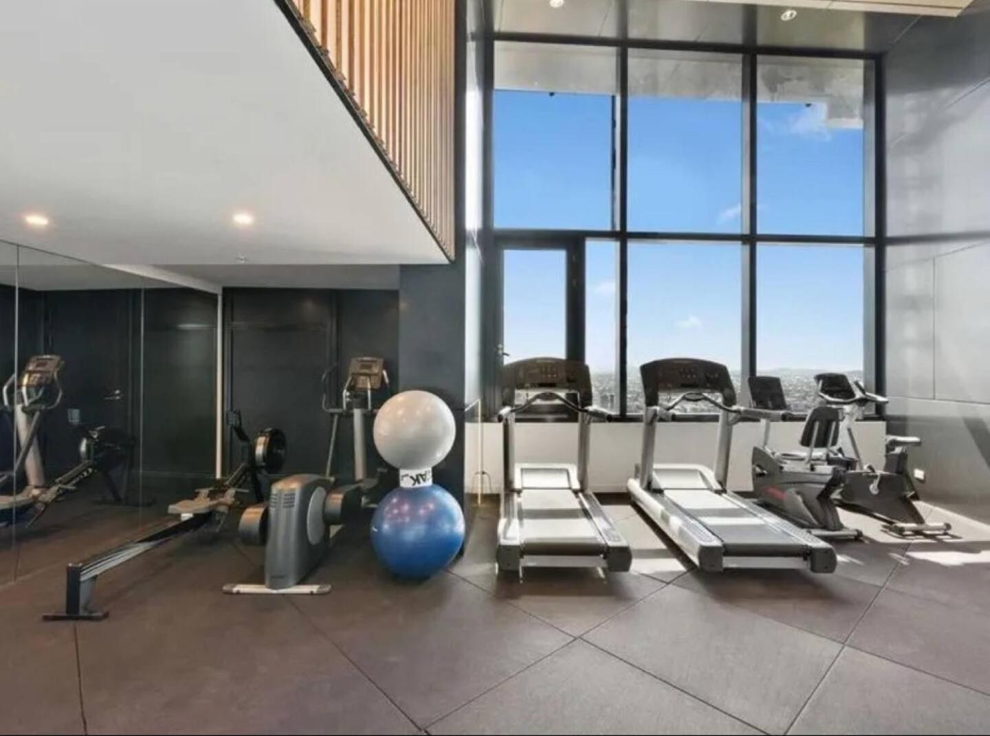 Lux Living In Heart Of Apartment Brisbane