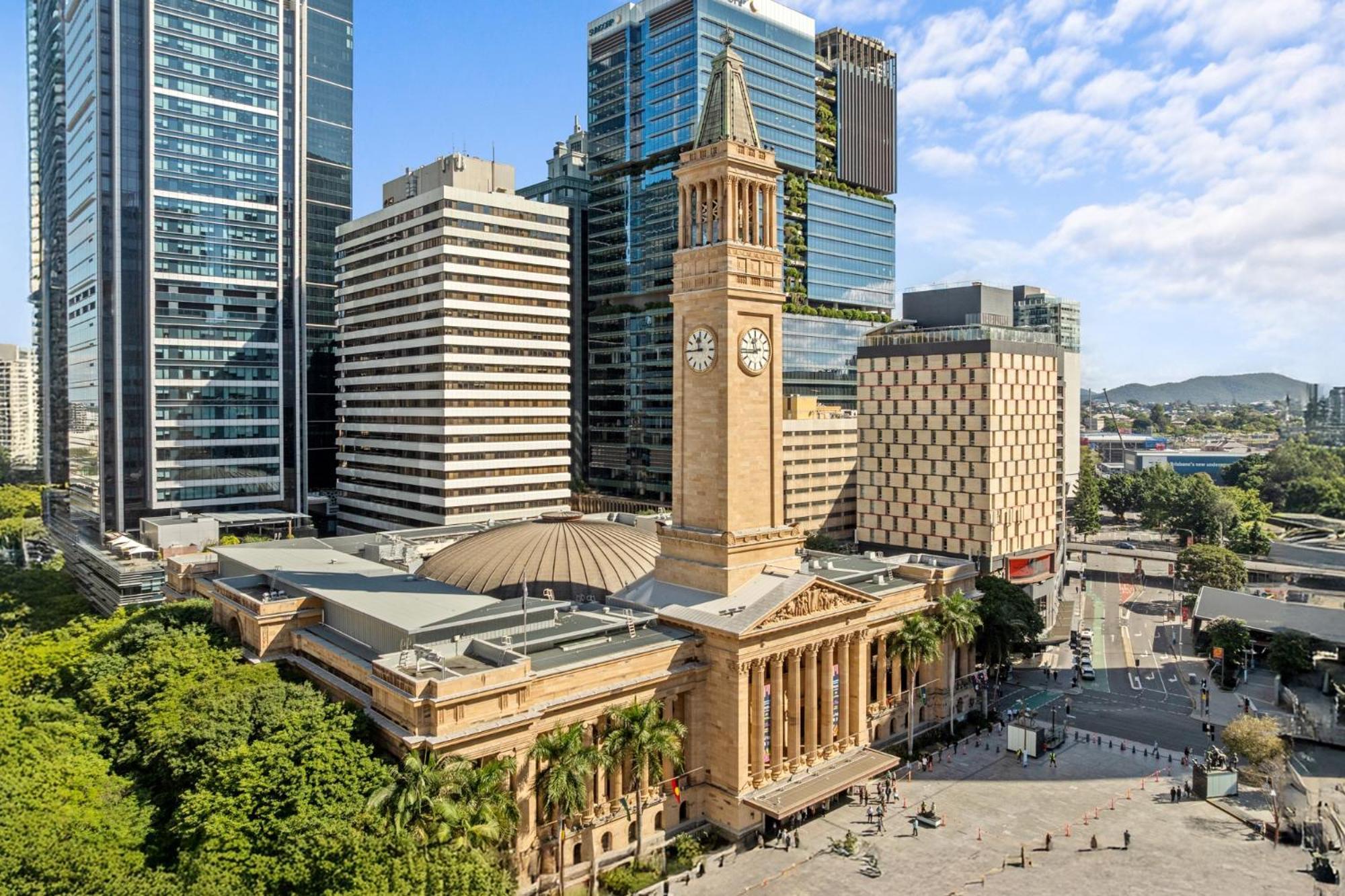 Panoramic Views & High-rise Pool And Gym Apartment