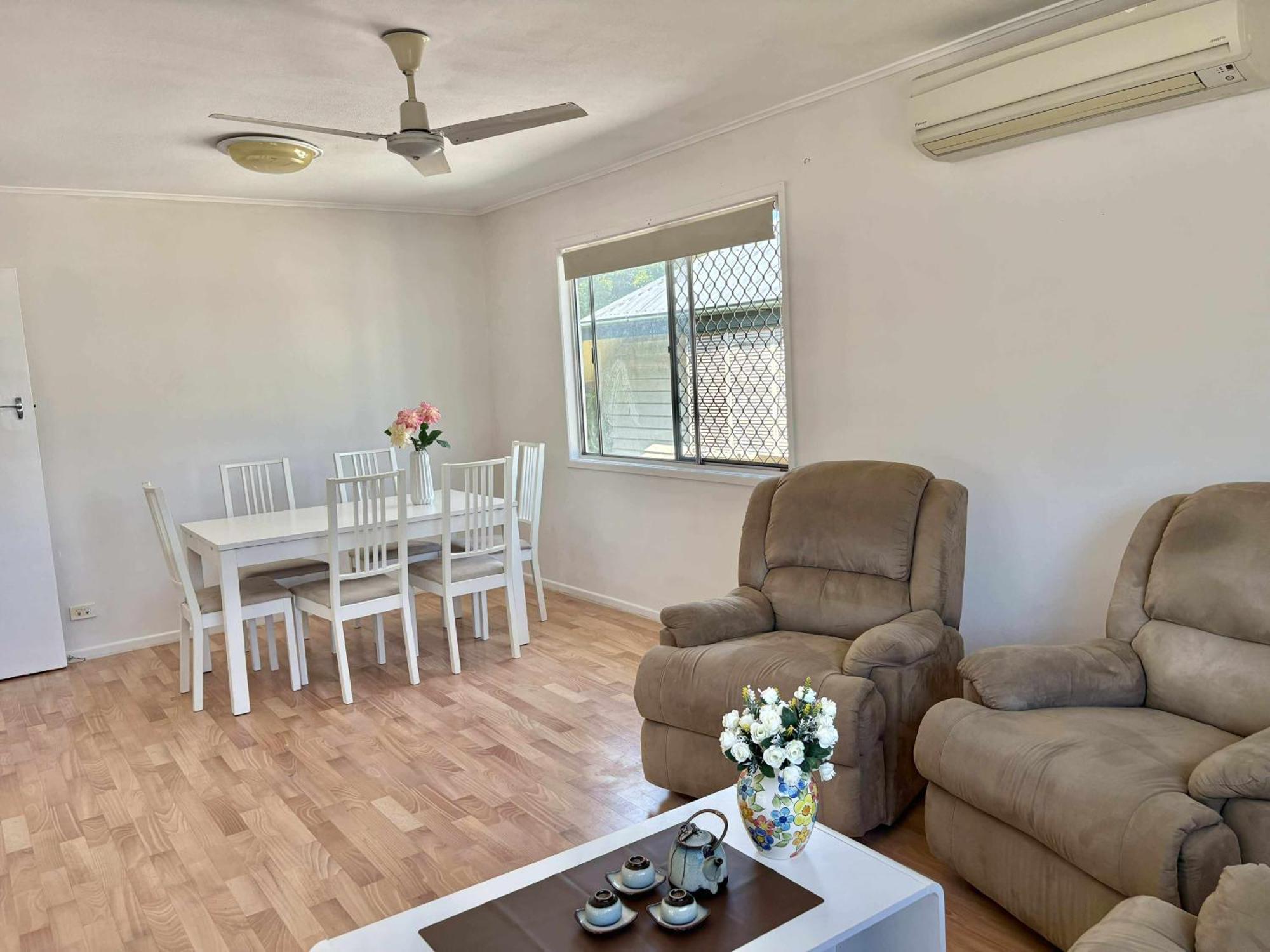 Welcome To Your Leafy Retreat In Graceville! 3*