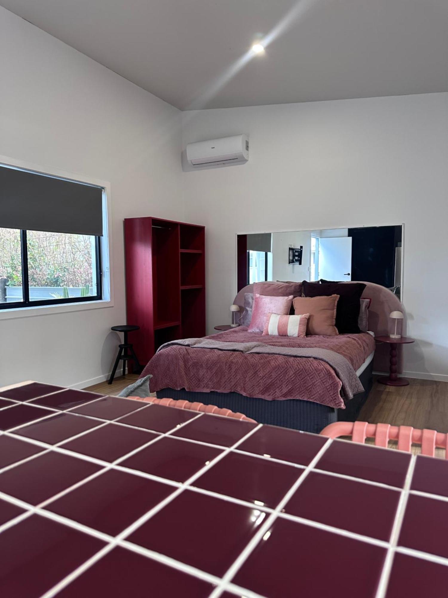 Aurora Self Contained 4*