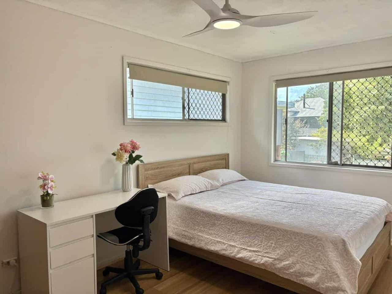 Welcome To Your Leafy Retreat In Graceville! 3*