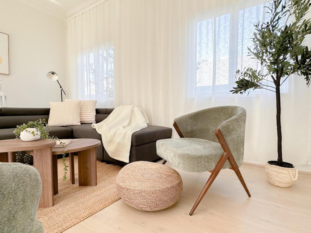 Penthouse Spot - Sleep 8 - Free Parking - 4km Cbd Apartment