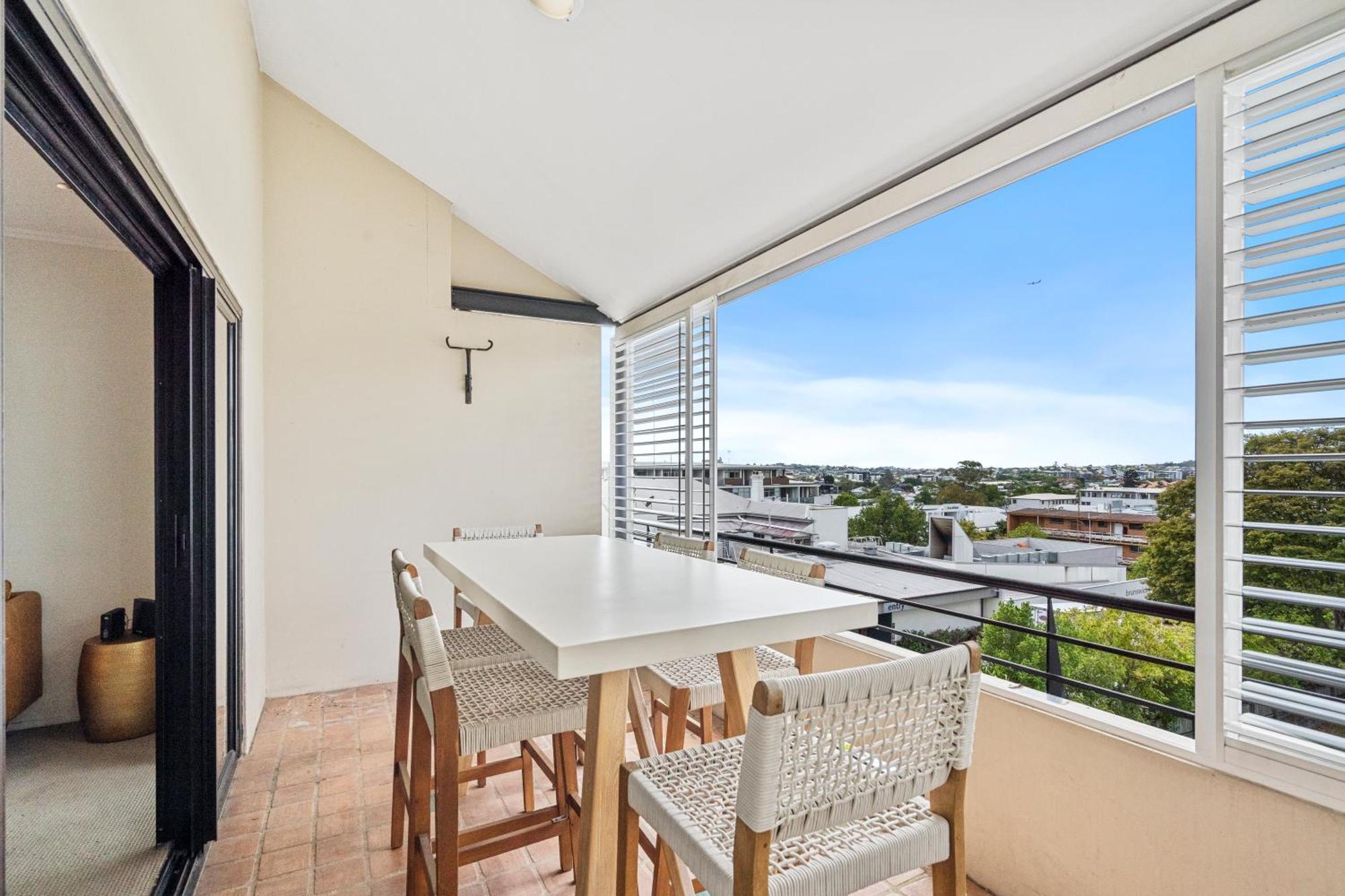 Live The Life, 5 Min To Felons Brisbane