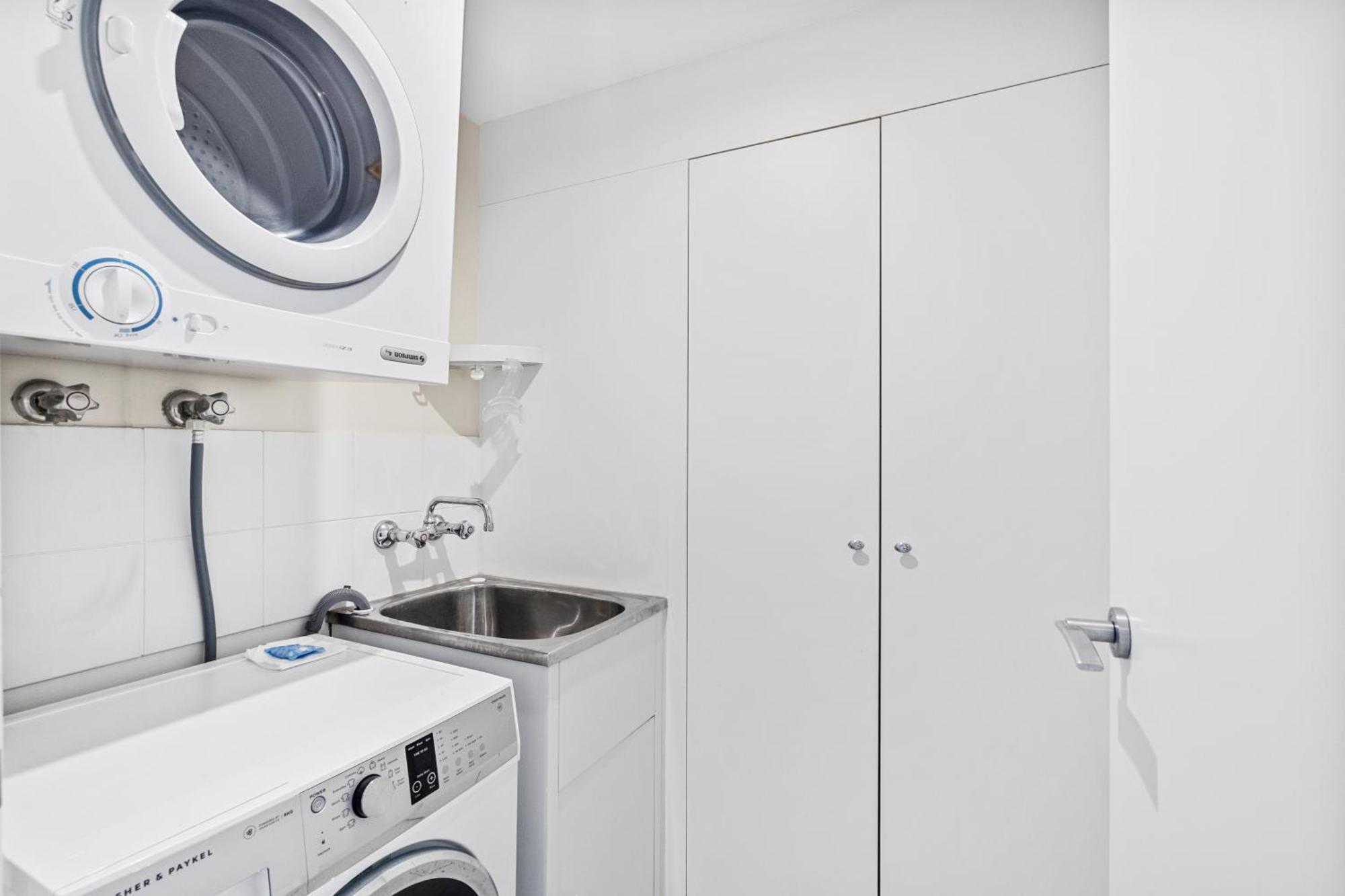 Live The Life, 5 Min To Felons Apartment *