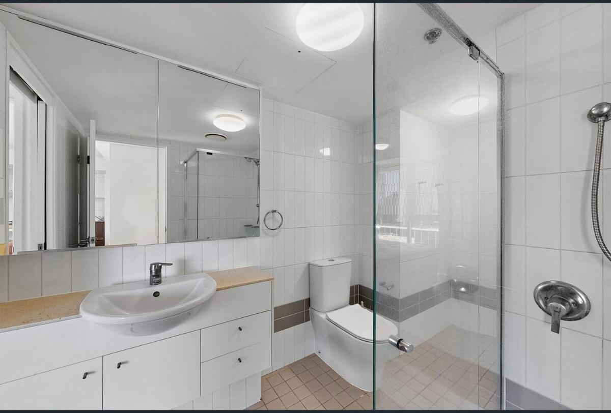 Apartment Centre Cbd - Pool Gym - Water View - Sleep 4