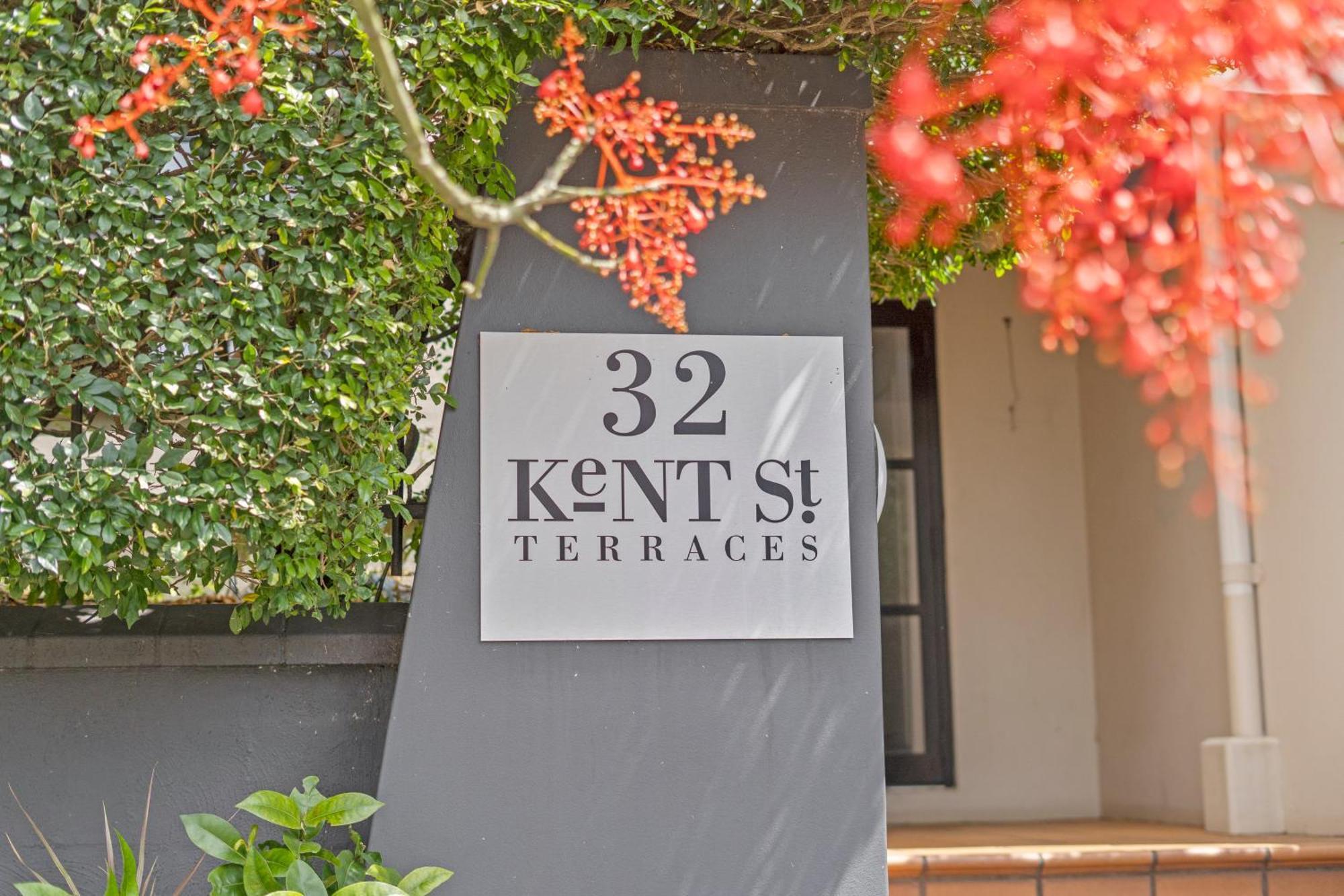 Live The Life, 5 Min To Felons Brisbane