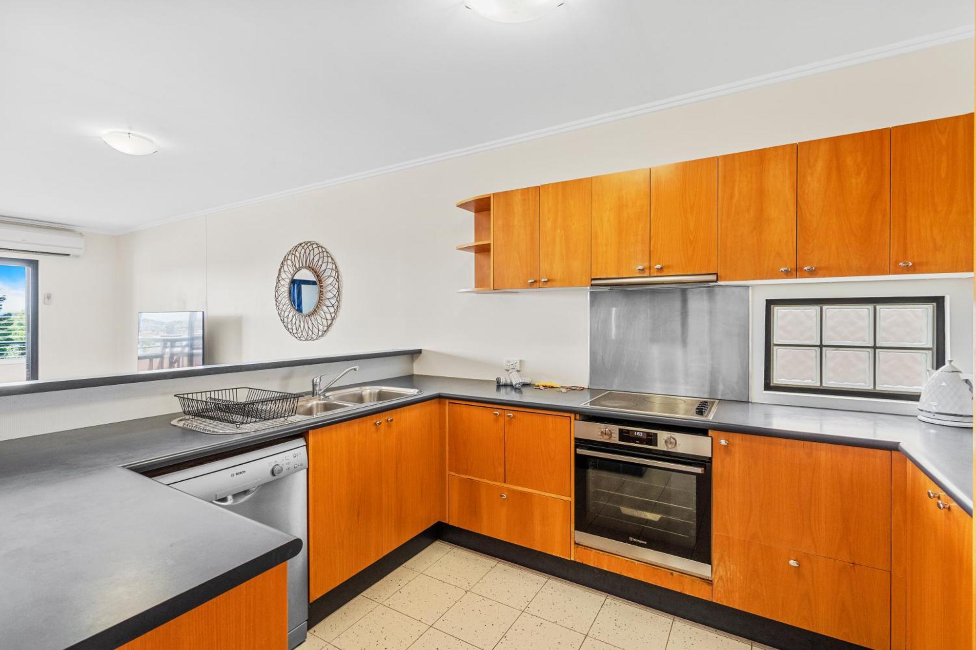 Live The Life, 5 Min To Felons Brisbane