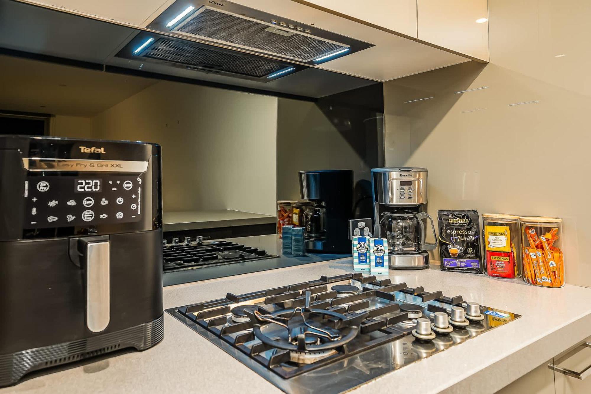 Sky-high Luxury Over The Gabba Views Pool Apartment Brisbane