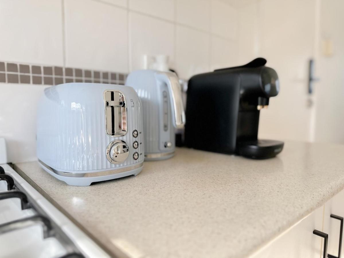 Penthouse Spot - Sleep 8 - Free Parking - 4km Cbd