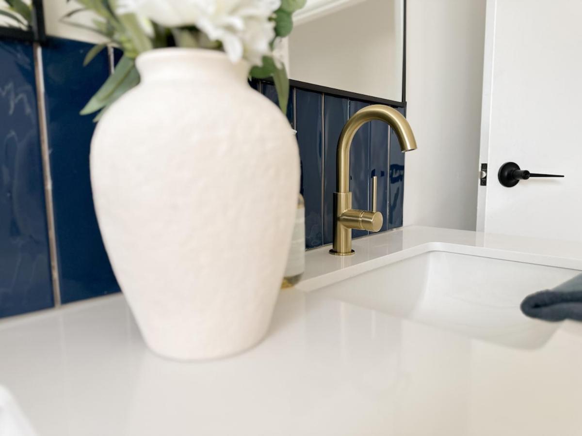 Apartment Penthouse Spot - Sleep 8 - Free Parking - 4km Cbd