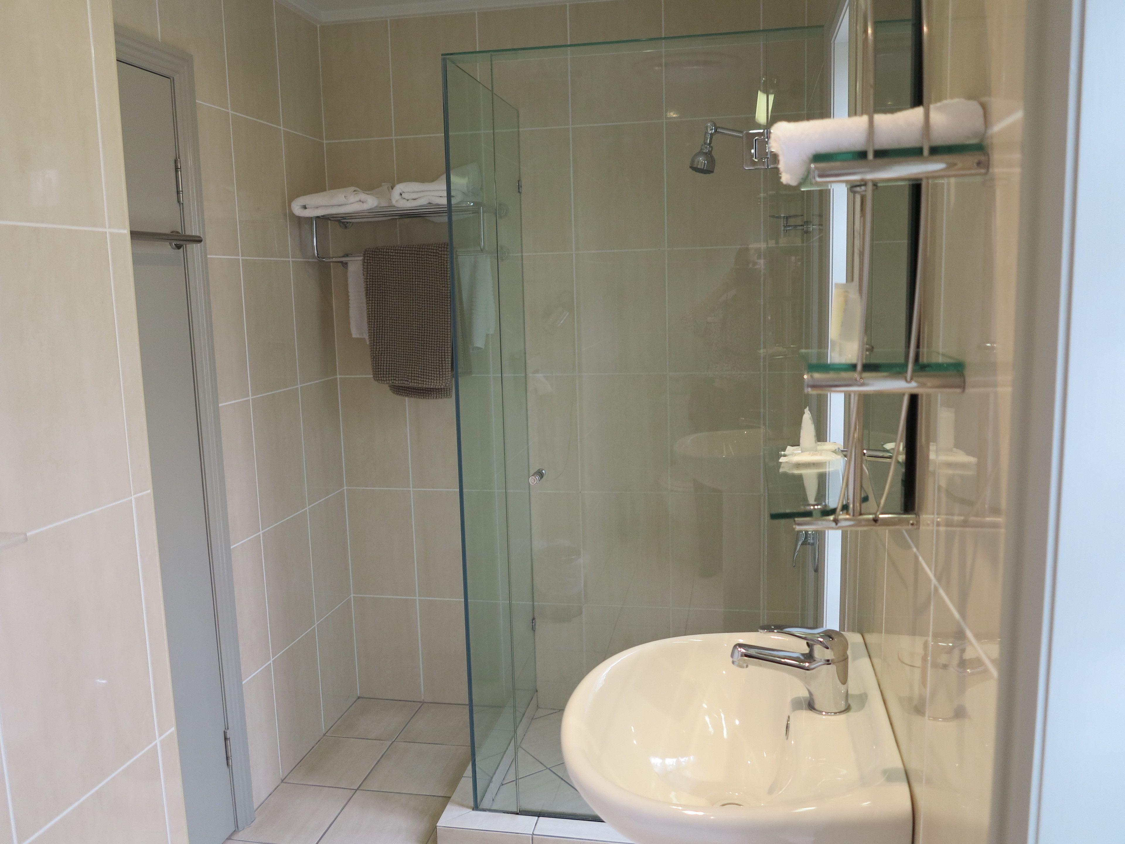 Shangri-la Gardens Motel 4*