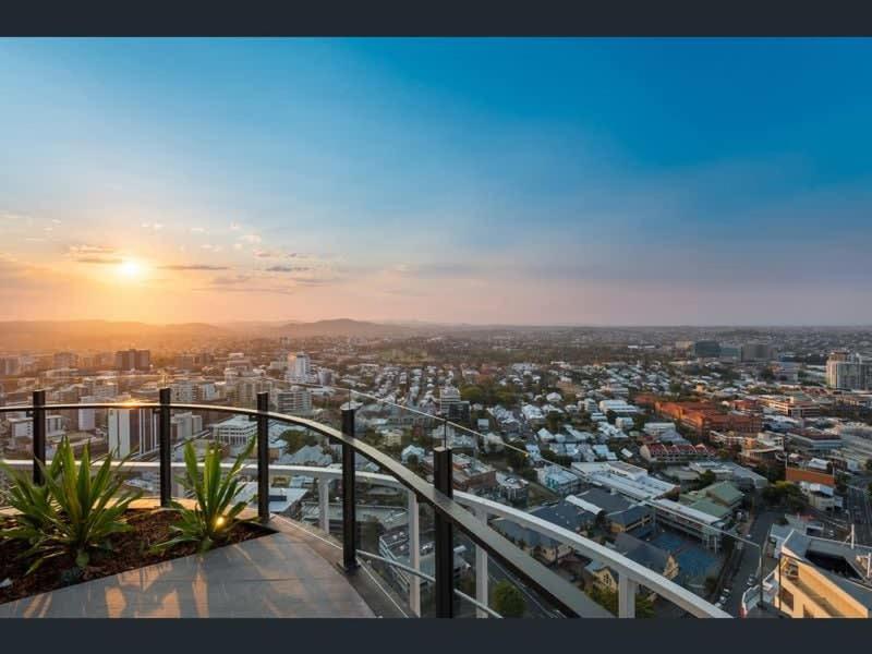 Apartment Lvl 23 Spire Infinity Pool Netflix Wifi Carpark By Stylish