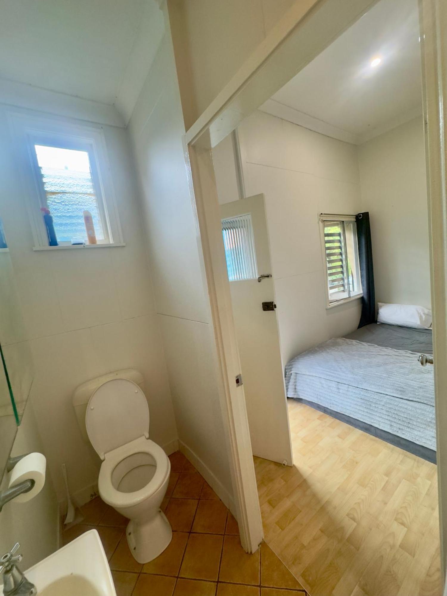 Ensuite Bathroom Near Kangaroo Point And Gabba Cricket Stadium Guest house 3*