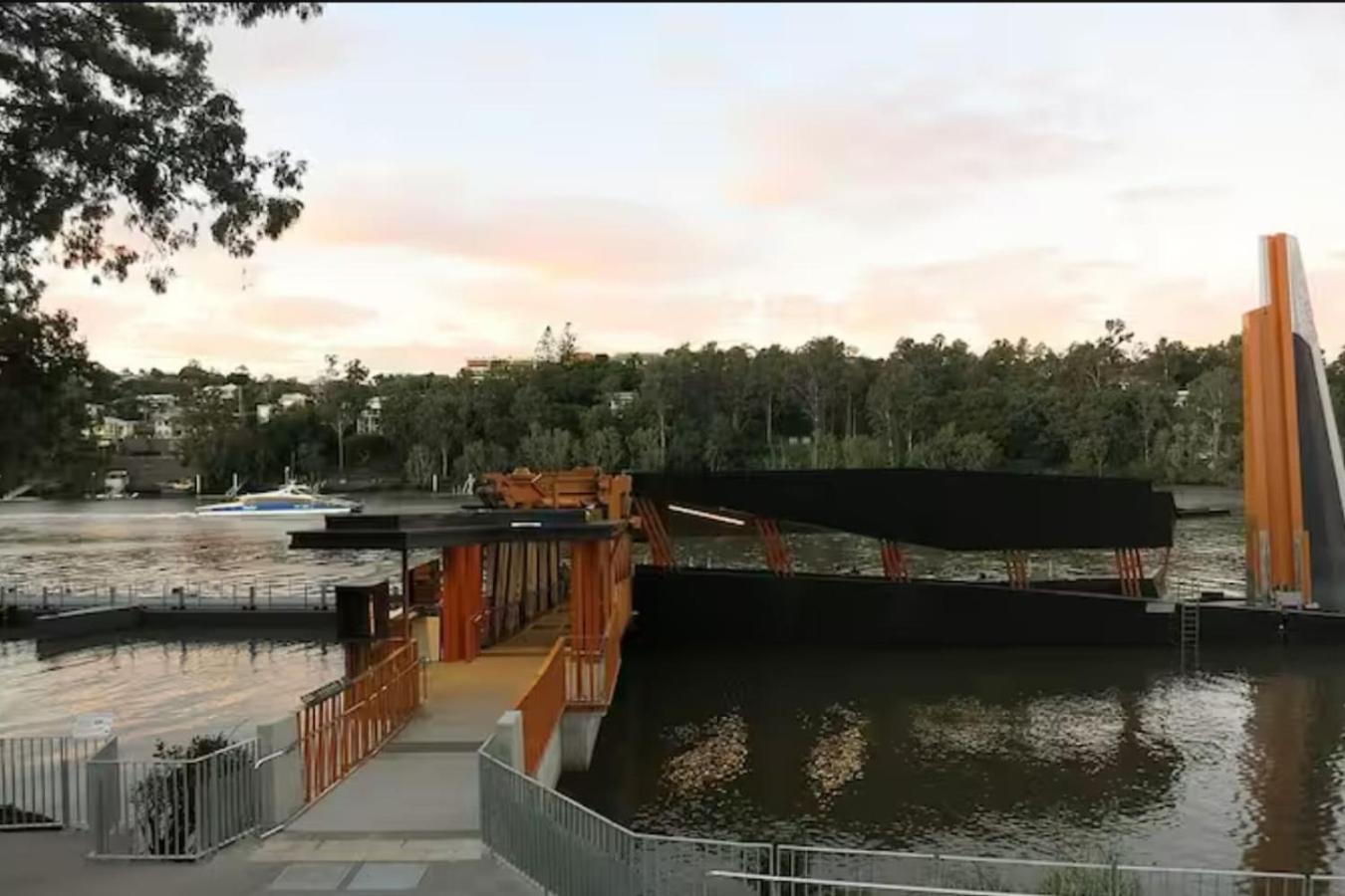 Cozy Near Uq Walk To Shops And Transit