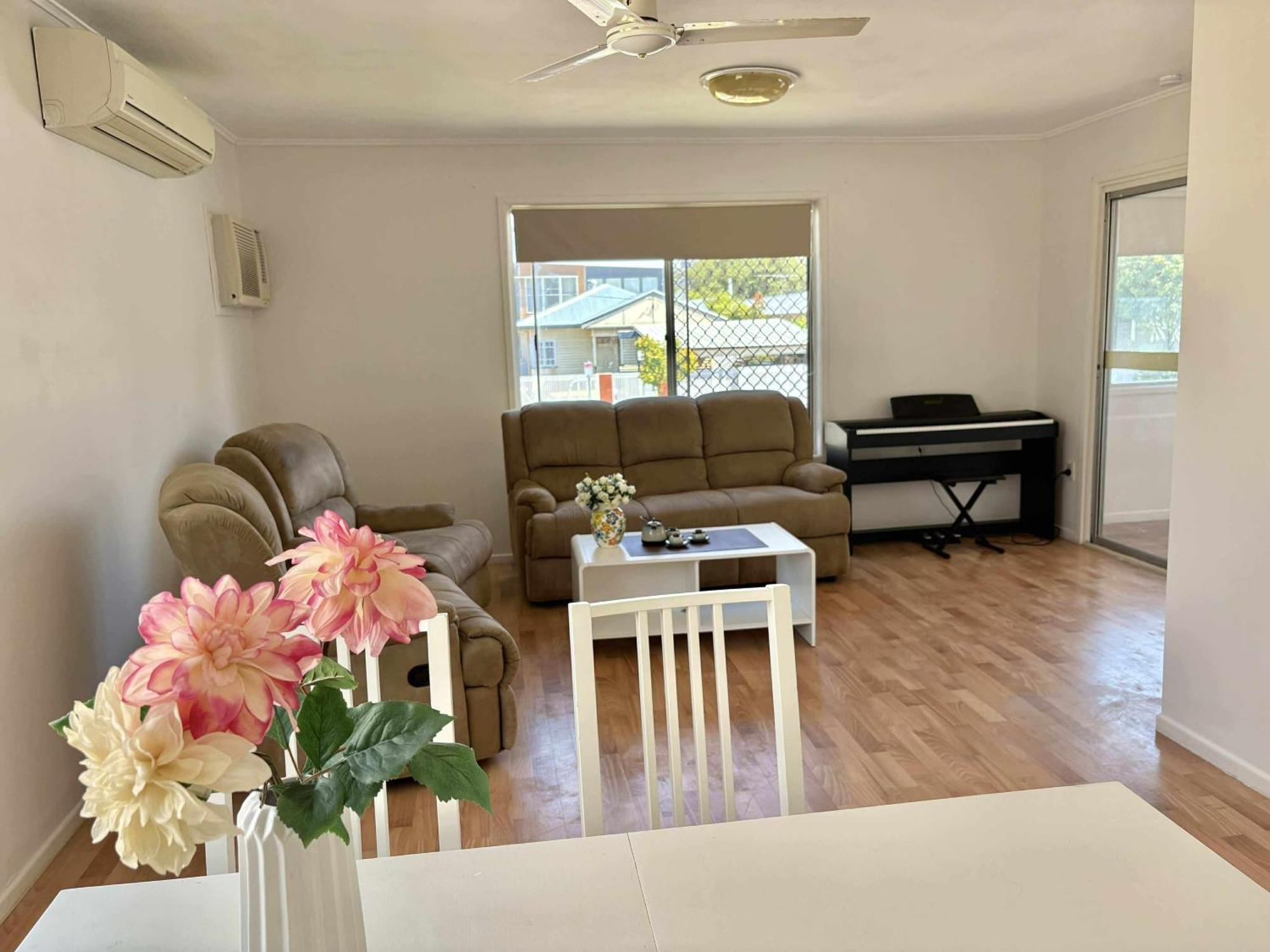 Welcome To Your Leafy Retreat In Graceville! *